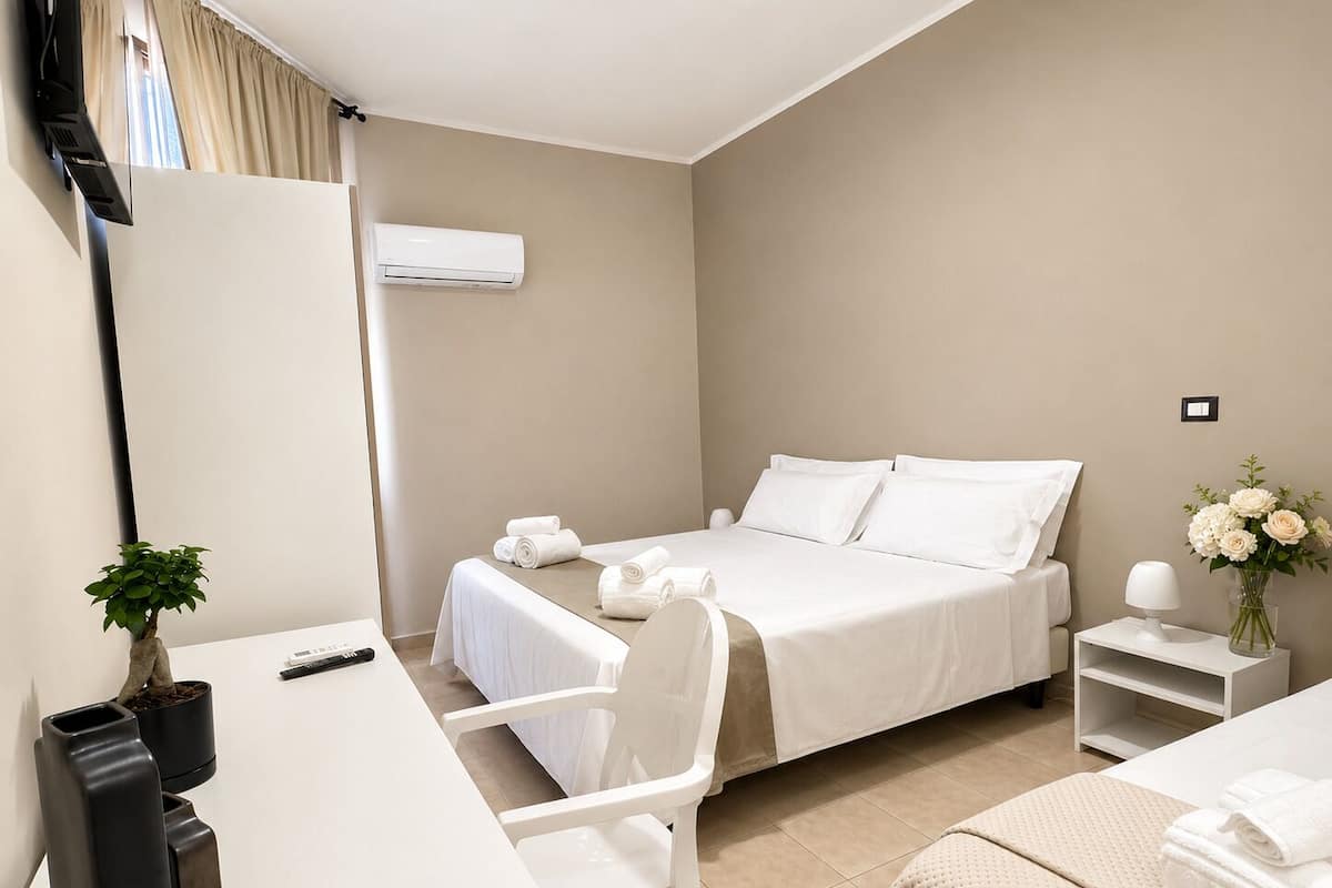 Escrivaninha, cortinas blackout, roupa de cama