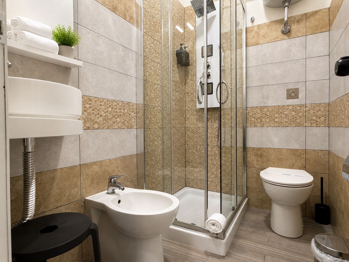 Douche, articles de toilette gratuits, sèche-cheveux