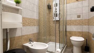 Douche, articles de toilette gratuits, sĂšche-cheveux