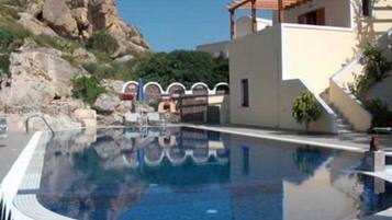 Außenpool, Sonnenschirme, Liegestühle