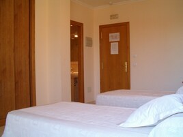 Habitación con 1 cama doble o 2 individuales | Escritorio, cortinas opacas, tabla de planchar con plancha