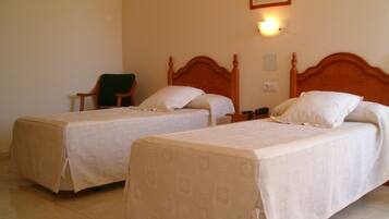 Quarto casal ou duplo | Escrivaninha, cortinas blackout, ferros/tábuas de passar roupa