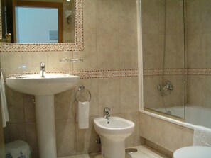 Habitación con 1 cama matrimonial o 2 individuales | Baño | Amenidades de baño gratuitas, secadora de cabello, bidet 