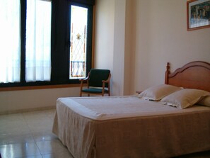 Double or Twin Room | Desk, blackout drapes, iron/ironing board, rollaway beds - Hotel O Lagar (Cambados)