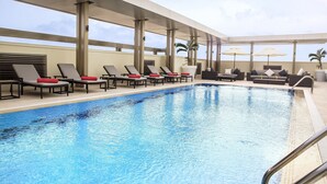 A rooftop pool area with sun loungers and a pool. - Centro Shaheen Jeddah by Rotana (Jeddah)