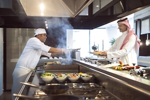 Seprai antialergi, selimut bulu angsa, minibar, dan brankas