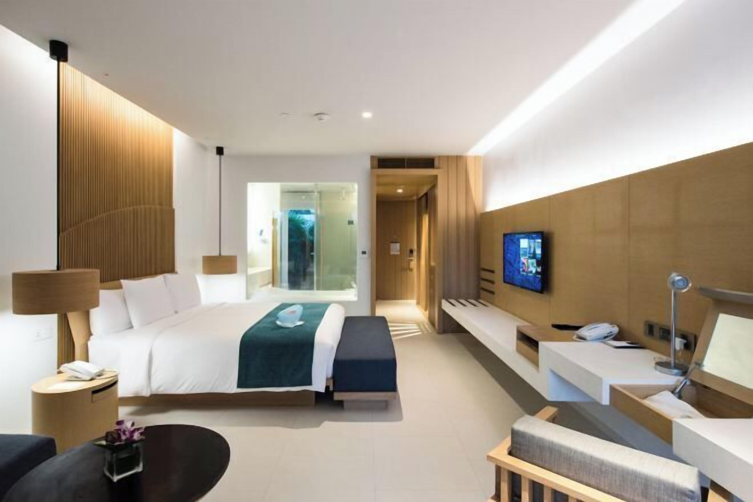 Minibar, in-room safe, desk, iron/ironing board