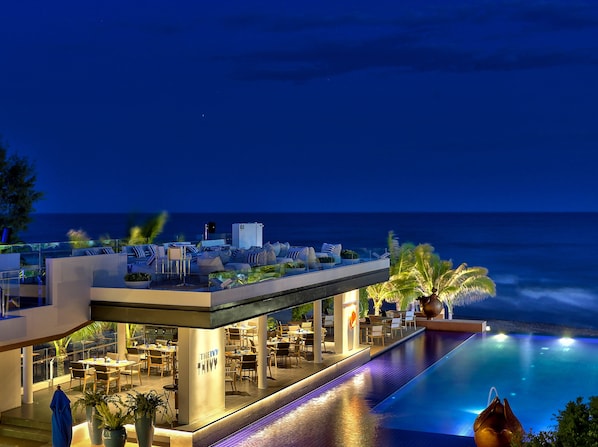 Poolside bar