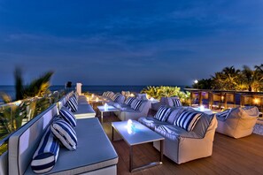 Poolside bar