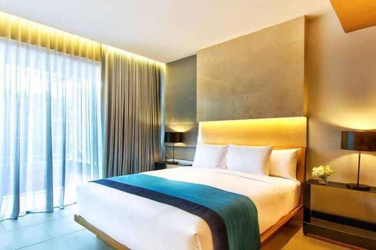 Minibar, caja de seguridad en la habitación y escritorio