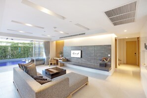 Two-Bedroom Tropical Suite Private Pool | Area keluarga | Televisi LED 44-inci dengan saluran TV digital dan TV