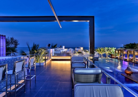 Poolside bar