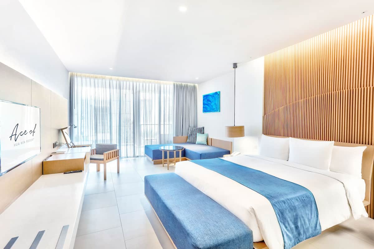 Deluxe Room | Minibar, in-room safe, desk, iron/ironing board