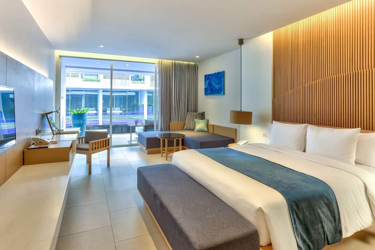 Minibar, in-room safe, desk, iron/ironing board