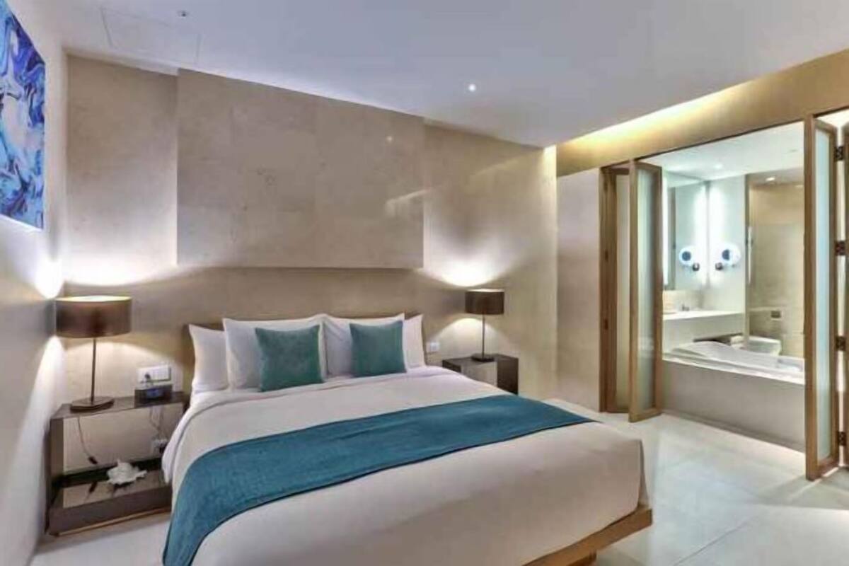 Minibar, caja de seguridad en la habitación y escritorio