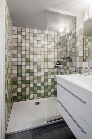 Free toiletries, bathrobes, slippers, towels - Grätzlhotel Meidlinger Markt (Vienna)