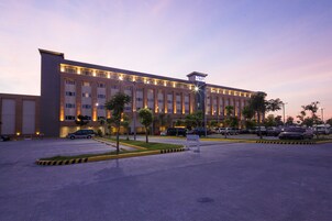 Fachada de la propiedad por la tarde o noche