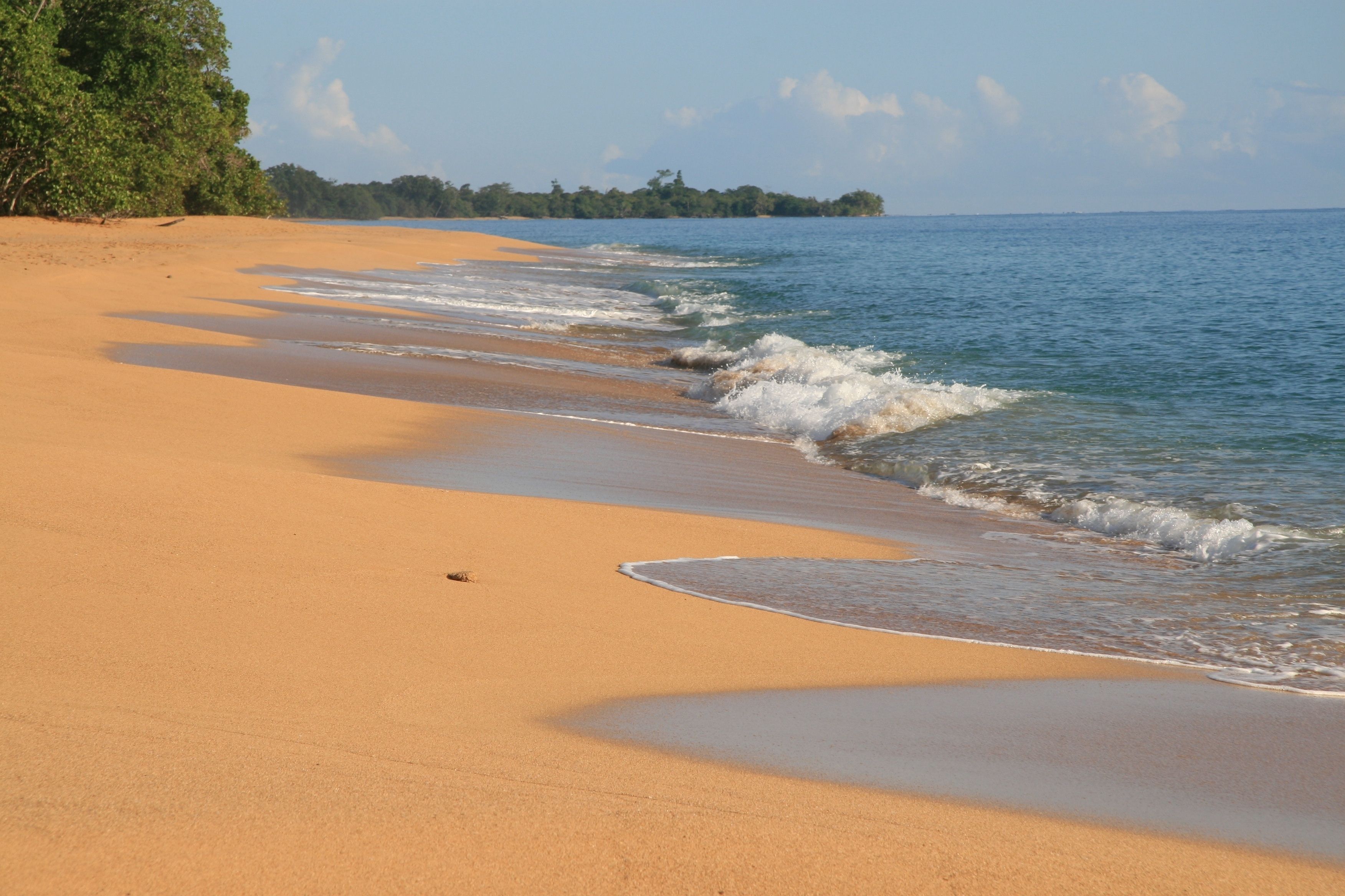 Di pantai, kursi berjemur, dan handuk pantai