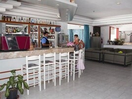 Abre todos los días (con vistas a la piscina)