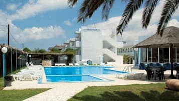 Piscina a l'aire lliure i gandules