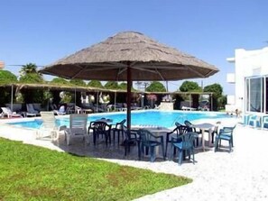 Piscina all'aperto, lettini