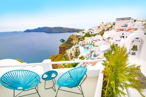 ห้องซูพีเรียสวีท, เตียงคิงไซส์ 1 เตียง, อ่างน้ำวน, วิวทะเล (Blue Sky) | วิวระเบียง