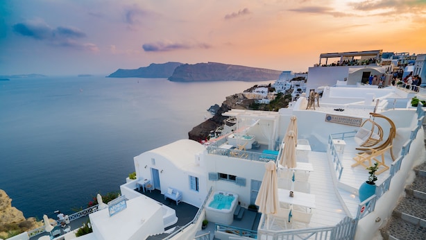 Un hôtel en bord de mer, doté d’une architecture blanche, d’une piscine et offrant une vue sur la mer.