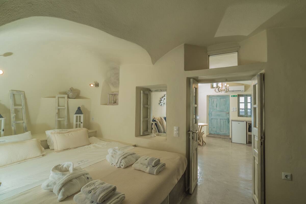 Huis, 2 slaapkamers, bubbelbad (Cave) | Een kluis op de kamer, geluiddichte muren, een strijkplank/strijkijzer