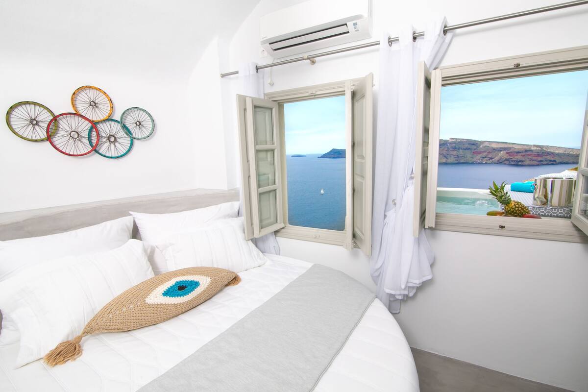 Superior suite, 1 kingsize bed, bubbelbad, uitzicht op zee (Blue Sky) | Een kluis op de kamer, geluiddichte muren, een strijkplank/strijkijzer