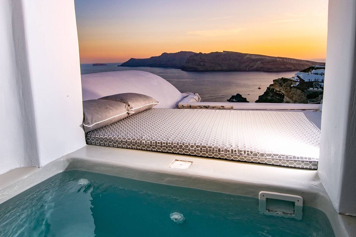 Superior suite, 1 slaapkamer, bubbelbad, uitzicht op zee (White dome) | Een kluis op de kamer, geluiddichte muren, een strijkplank/strijkijzer