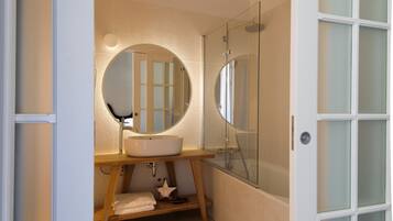 Superior Double or Twin Room, City View | Bathroom | Free toiletries, hair dryer, bathrobes, slippers