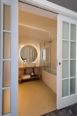 Superior Double or Twin Room, City View | Bathroom | Free toiletries, hair dryer, bathrobes, slippers - XII Century Heritage Hotel (Trogir)