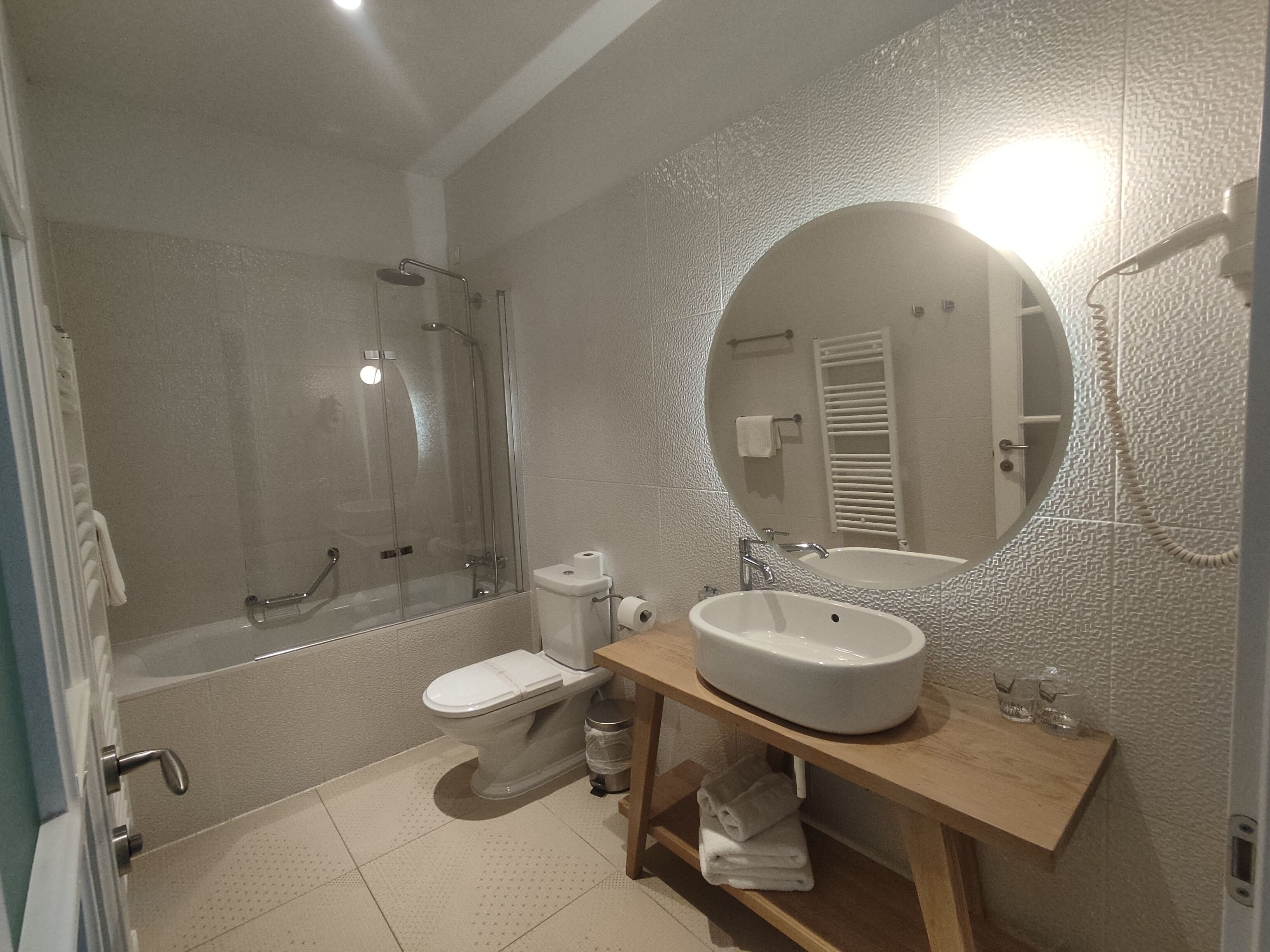 superior double or twin room, city view | bathroom | free toiletries, hair dryer, bathrobes, slippers