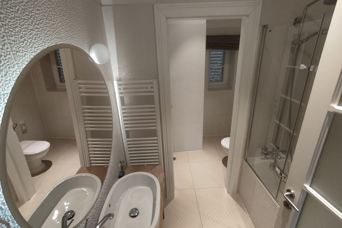 standard double or twin room | bathroom | free toiletries, hair dryer, bathrobes, slippers