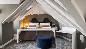 Sengetøy av topp kvalitet, minibar, safe på rommet og skrivebord