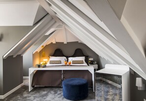 Luxe beddengoed, een minibar, een kluis op de kamer, een bureau