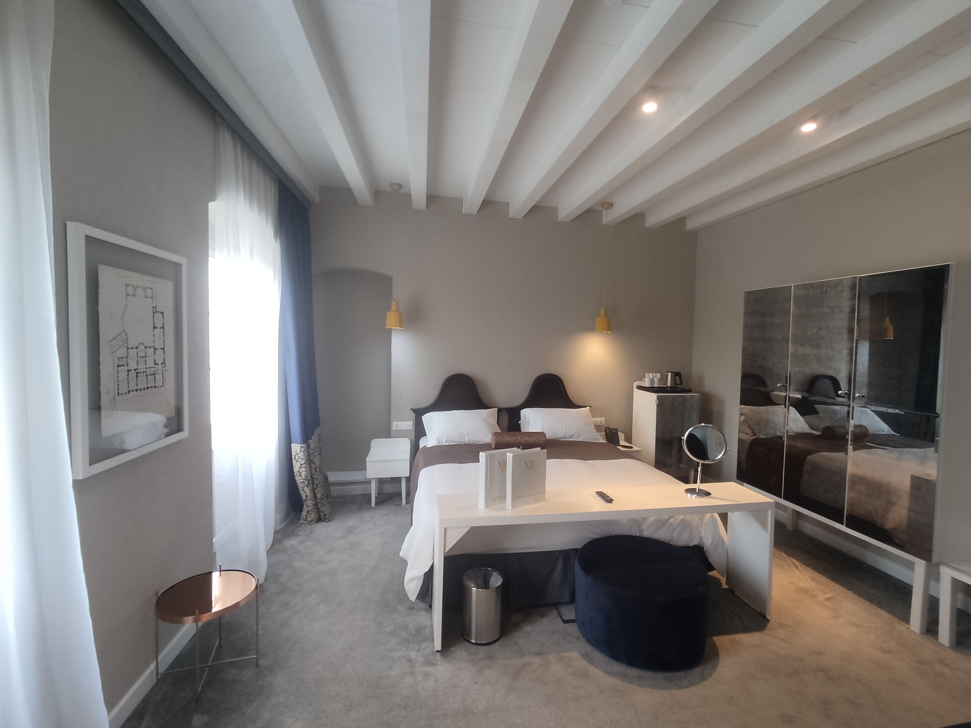 deluxe double or twin room, sea view | premium bedding, minibar, in-room safe, desk