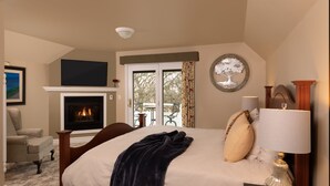 Standard Suite with King Bed & Sitting Room 