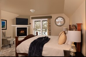 Standard Suite with King Bed & Sitting Room  | Egyptian cotton sheets, premium bedding, iron/ironing board, free WiFi - The Oakwood Inn Okoboji - Adults Only (Okoboji)
