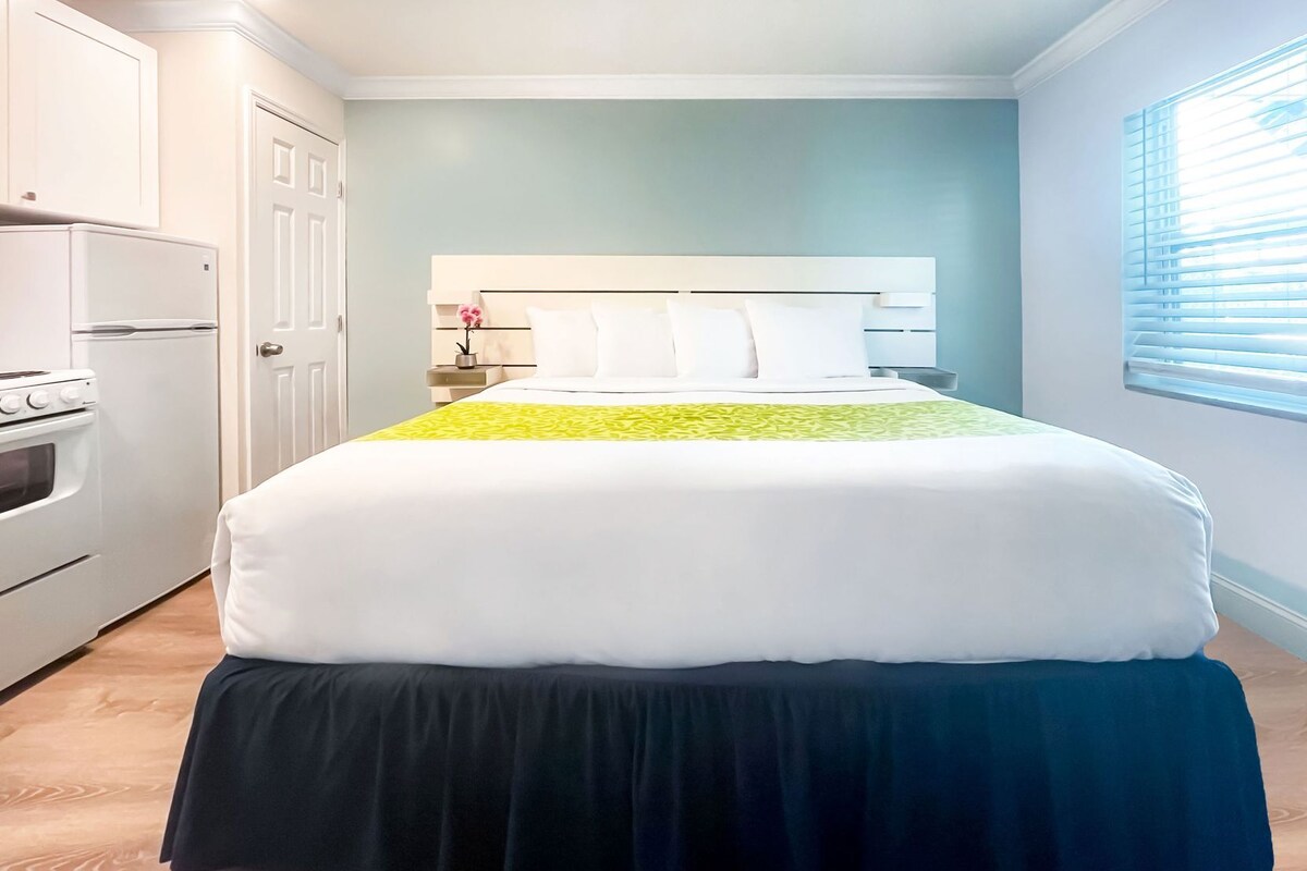 Premium bedding, pillowtop beds, in-room safe