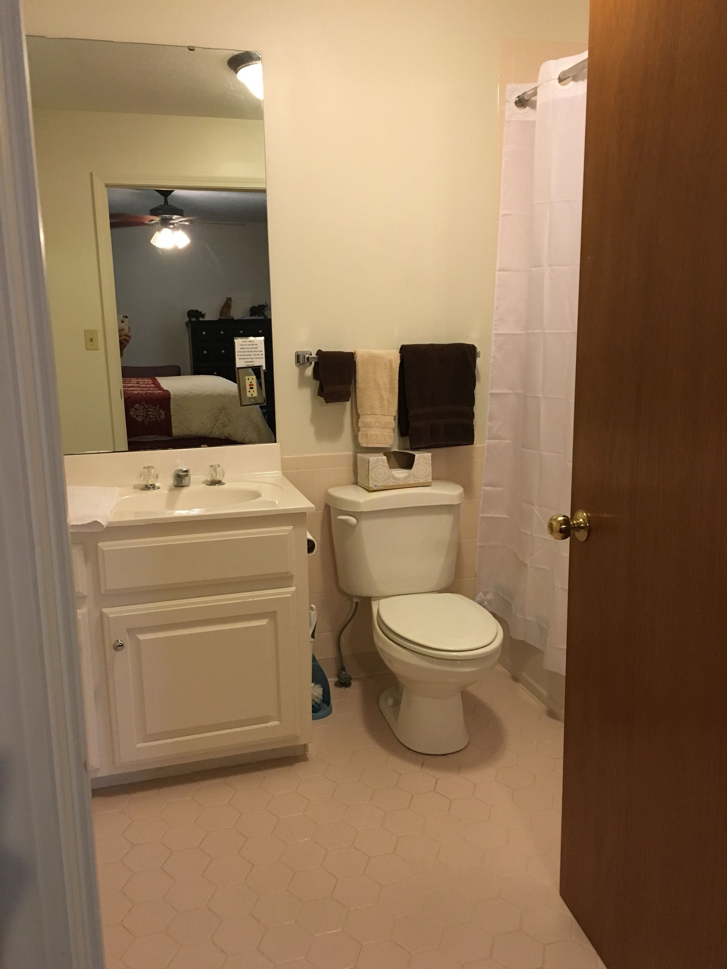 combined shower/bathtub, rainfall showerhead, free toiletries, towels