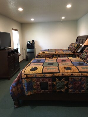 Habitación clásica, 2 camas de matrimonio | Tabla de planchar con plancha, wifi gratis, ropa de cama
