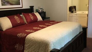 Classic Room, 1 King Bed | Iron/ironing board, free WiFi, bed sheets