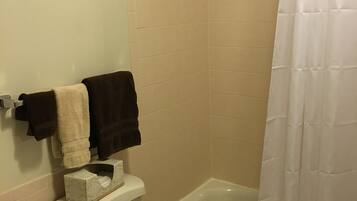 Un baño con inodoro, lavabo y bañera.