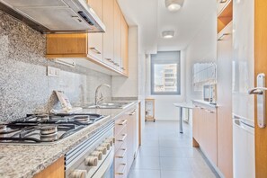 Standard Apartment, 2 Bedrooms, Balcony, Sea View (Plaça pati de cela nº1) | Private kitchen | Full-size fridge, microwave, oven, stovetop
