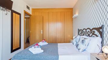 Standaard appartement, 2 slaapkamers, balkon, uitzicht op zee (Plaça pati de cela nº1) | 1 slaapkamer, verduisterende gordijnen, een strijkplank/strijkijzer