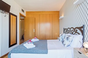 Apartamento standard, 2 quartos, sacada, vista para o mar (Plaça pati de cela nº1) | 1 quarto, cortinas blackout, ferros/tábuas de passar roupa