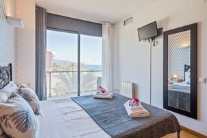 Apartamento estándar, 2 habitaciones, balcón, vistas al mar (Plaça pati de cela nº1) | 1 dormitorio, cortinas opacas, tabla de planchar con plancha