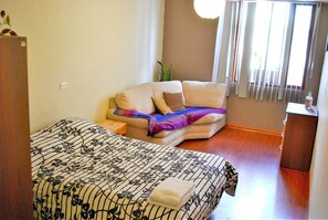 Double Room, Private Bathroom | In-room safe, soundproofing, iron/ironing board, free WiFi - Minka Backpackers Hostel (Quito)