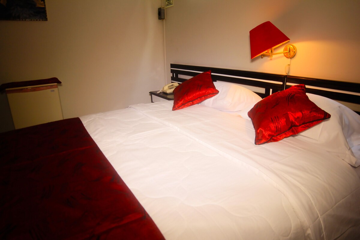Single Room | Minibar, in-room safe, desk, iron/ironing board
